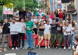 Participantes (chicos y chicas, desde los 15 hasta los cuarenta y tantos años) y organizadores del campeonato de goitiberas.