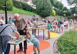 El parque Leizaur acogió juegos y fiesta de la espuma para los más pequeños y en Goikoplaza actuaron grupos de baile urbano.