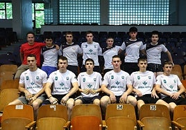 Los pelotaris de Oiartzun con su delegado, ayer en el Atano III.