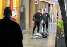 Imagen del vídeo en el que se ve cómo los dos porteros persiguen y pegan una paliza al joven que les increpaba.