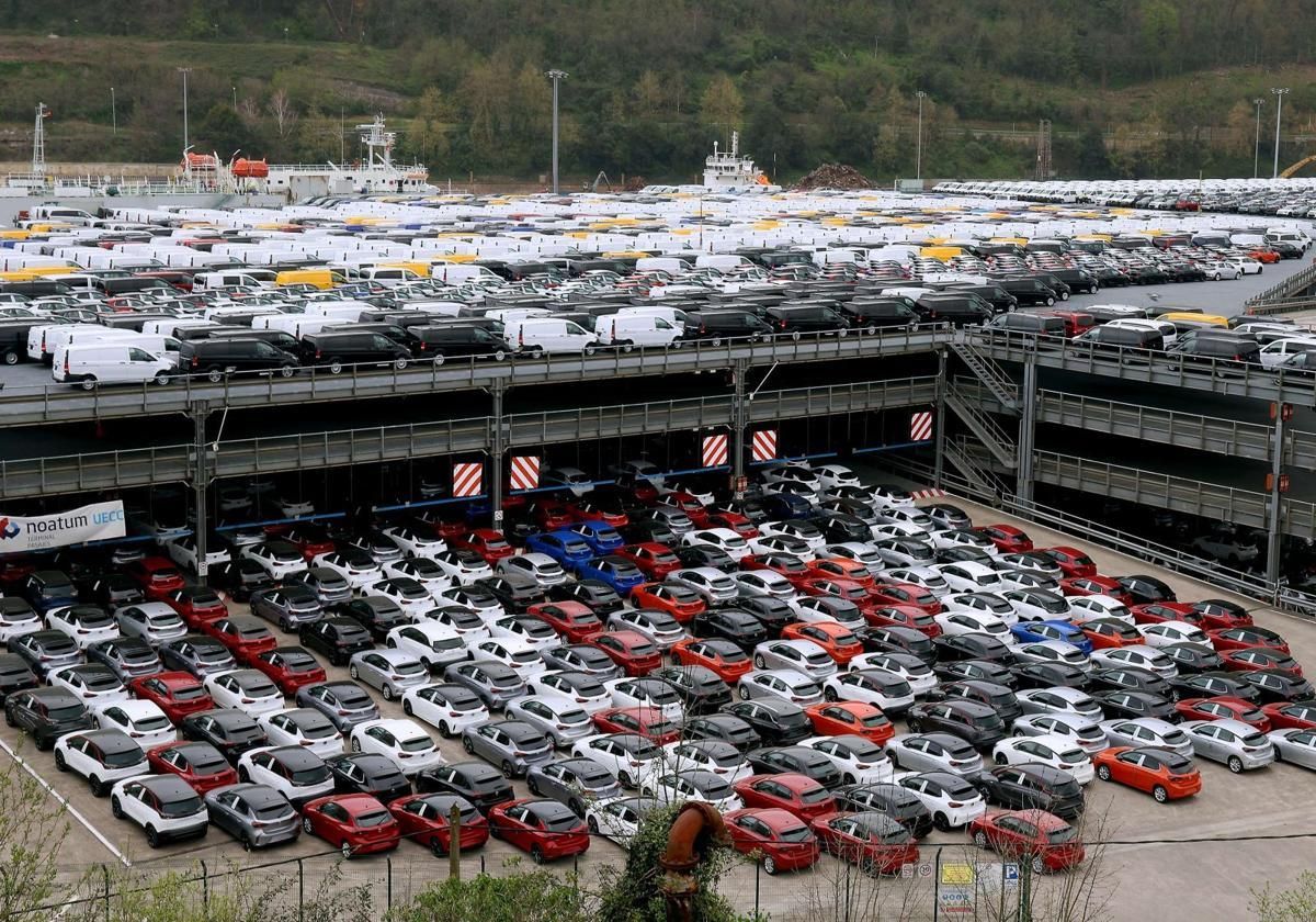 Silo de coches en el Puerto de Pasaia.