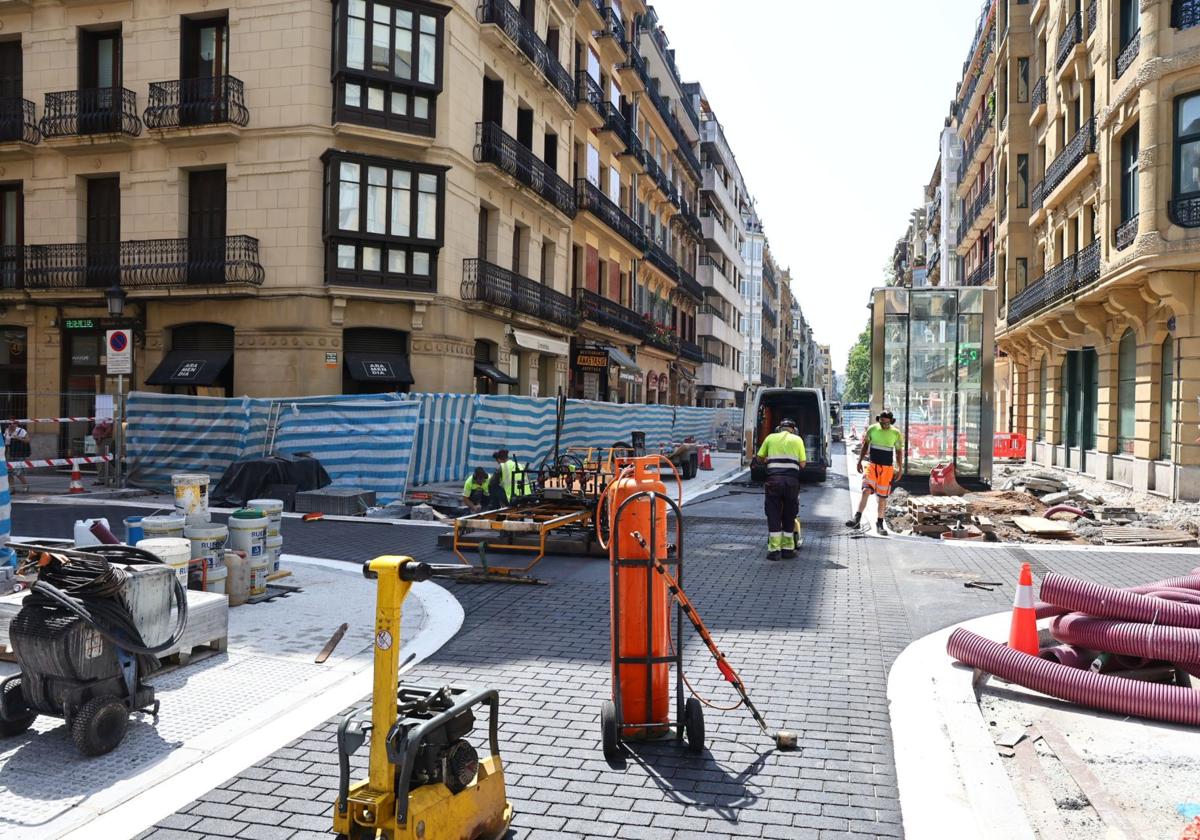 Estado actual de las obras de reurbanización de la calle Easo en el tramo entre San Martín y el hotel Londres.