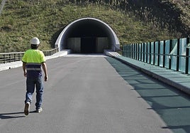 Un operario camina sobre un viaducto del TAV dirigiéndose a un túnel, entre Beasain y Ezkio-Itsaso.
