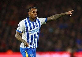 Igor Julio da una orden en un partido de esta pasada campaña con el Brighton.