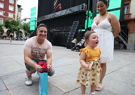 Aritz Monge con las flores recibidas, Muriel y su madre Geminis Nicole, durante el reencuentro.