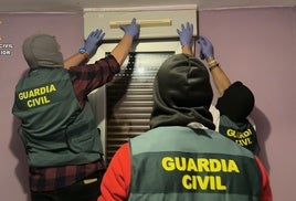 Los agentes durante la inspección de una vivienda en Bilbao.