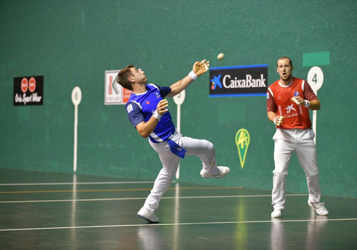 Peio Etxeberria golpea la pelota de zurda ante Elordi.