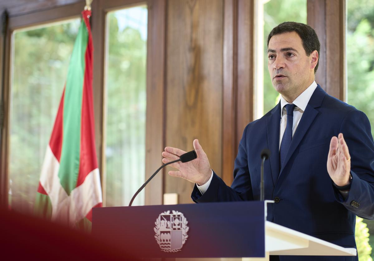 El lehendakari Imanol Pradales ayer en la rueda de prensa posterior al Consejo de Gobierno en Ajuria Enea.