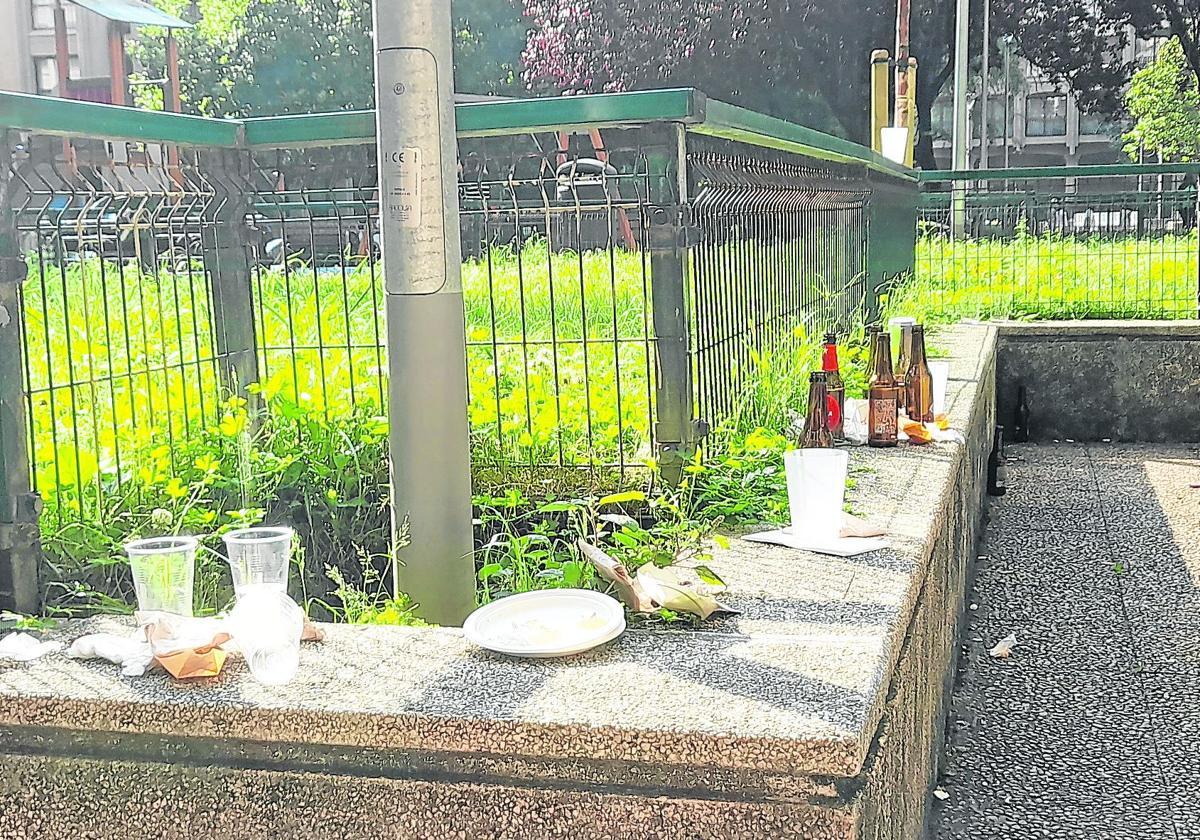 Lamenta Lina Uribe: «Esta es la imagen matinal de cualquier viernes, en un lado de la plaza del Txofre frente a un bar de pintxo pote. Una guarrería. Botellines, latas y cestillos de comida, servilletas sucias. Todo amontonado en el pretil, justo al lado de varias papeleras. Espero que intervenga la Guardia Municipal y haya sanciones».