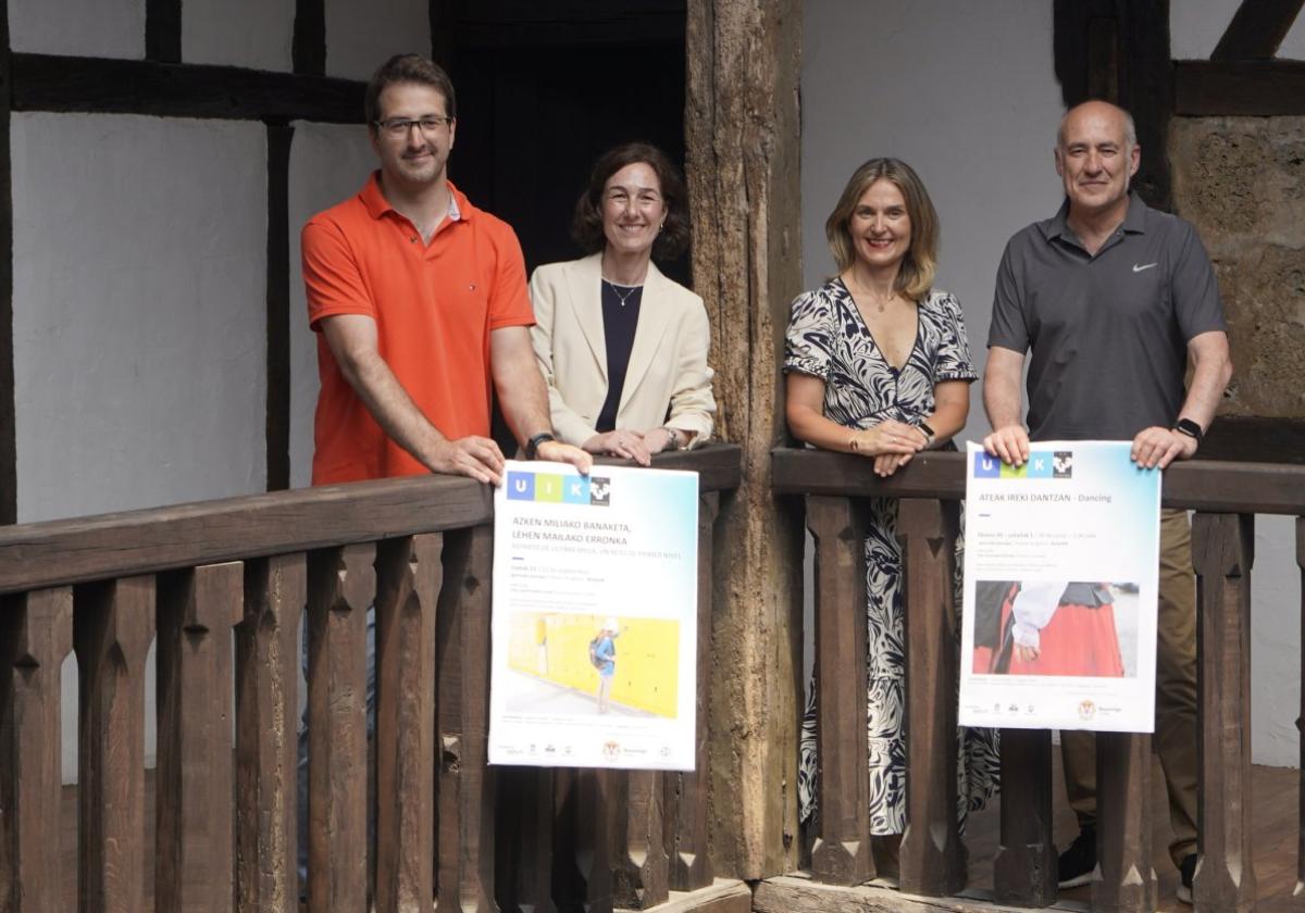 Adur Ugartemendia, Idoia Otaegui, Leire Artola e Iñaki Goirizelaia durante la presentación de los cursos ayer en Igartza.