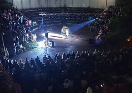 Herritar ugari elkartu ziren Madalen auzoan Solstizio eguneko antzezlana ikusteko.