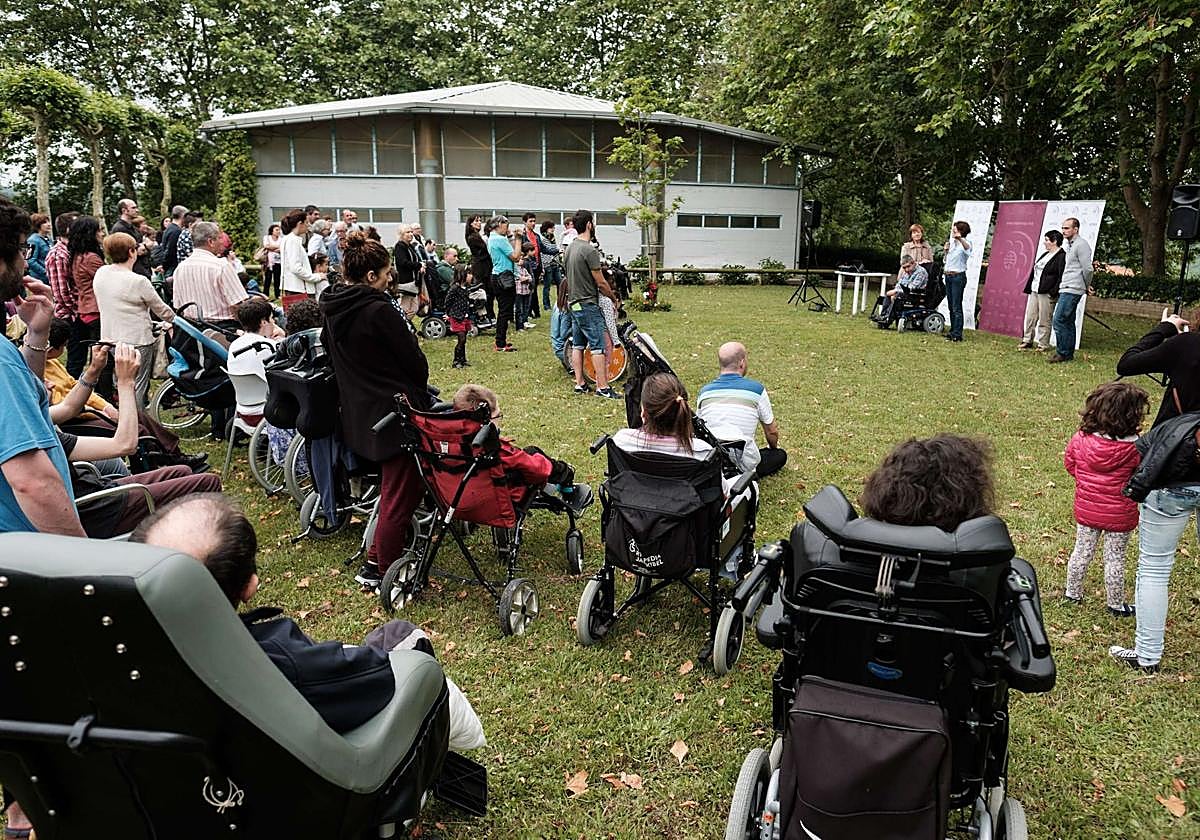 La comunidad educativa de Aspace Gipuzkoa en una jornada en la sede de Goienetxe.