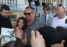 Para el ídolo del rock, la lluvia no ha sido impedimento para detenerse con sus seguidores.