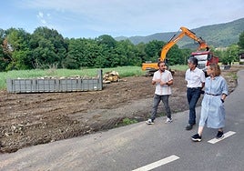 El técnico Lekuona y los diputados Arruti y Mendoza, junto a la zona que se va a recuperar.