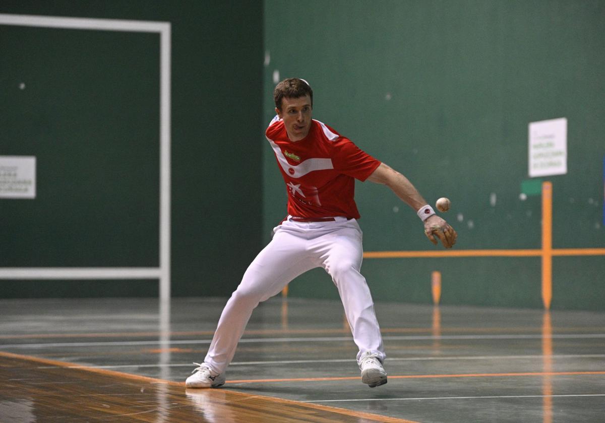 Artola golpea la pelota este miércoles por la tarde en Hernani.