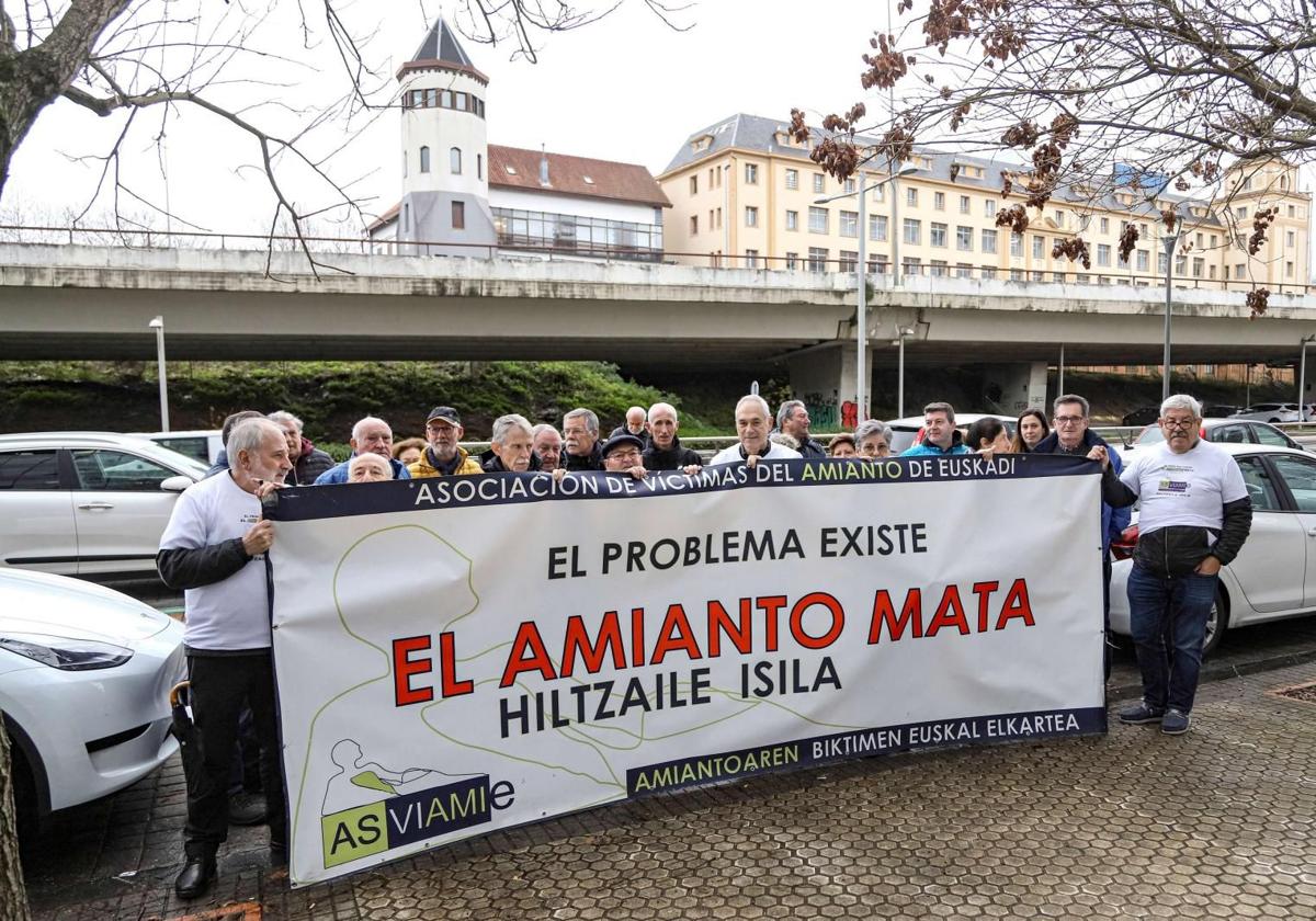 La Asociación vasca del Amianto protestando frente al instituto de la Seguridad Social en 2023.