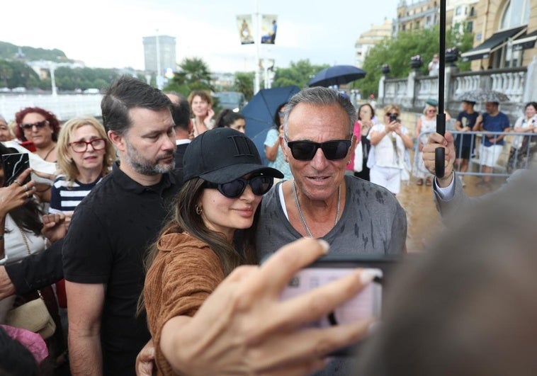 Springsteen, ayer, con los fans ante el María Cristina.