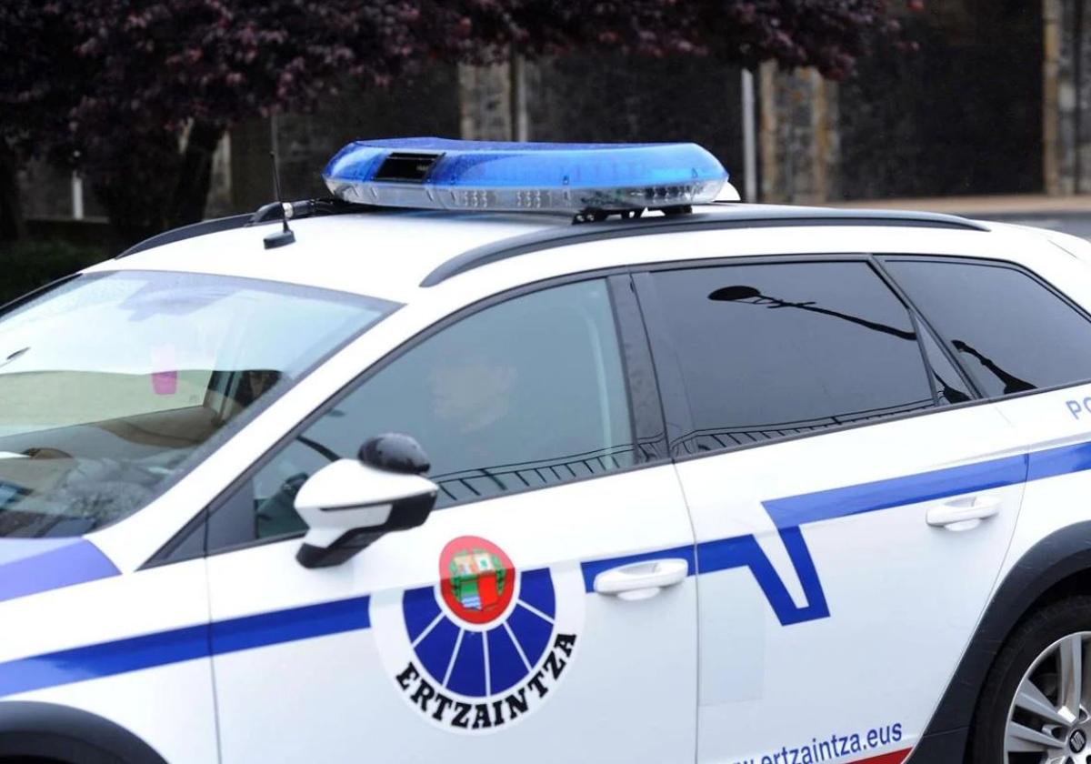 Un joven de 18 años roba la cadena a una anciana que caminaba con andador