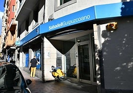 Oficinal del Sabadell en Eibar, con el 'apellido' del Guipuzcoano en la entrada.