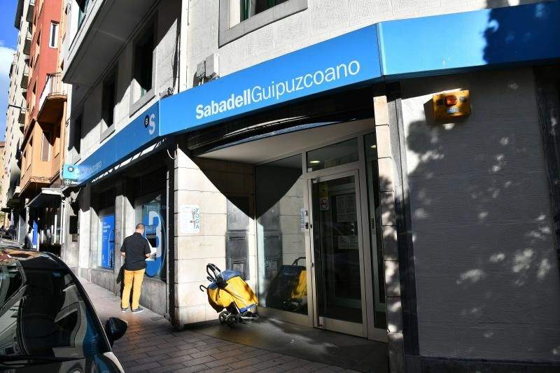 Oficinal del Sabadell en Eibar, con el 'apellido' del Guipuzcoano en la entrada.