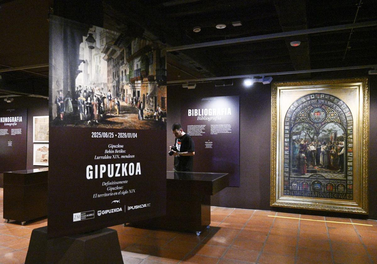 Inicio de la exposición del museo. A la derecha el cuadro de Echenagusia que sirvió de base para las vidrieras de la Diputación..