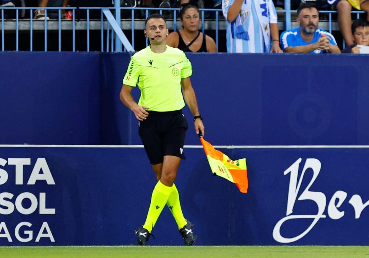Ion Rodríguez, en la banda durante un partido de Segunda entre el Málaga y el Albacete.