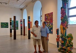 El artista junto a su hija durante la inauguración.