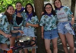 Aromas. Preparativos de la comida de cuadrillas 'Zeuk iñ zeuk jan'ˮ en el Portalon.