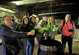 Igartubeitiko bisitariak urrian ospatu zen 'Sagardo asteaz' gozatzen.