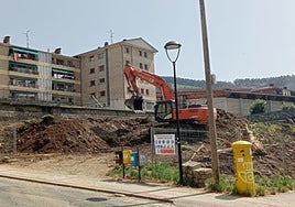 Obra de adecuación del aparcamiento emprendida hace unos días debajo del depósito de Urtatza.