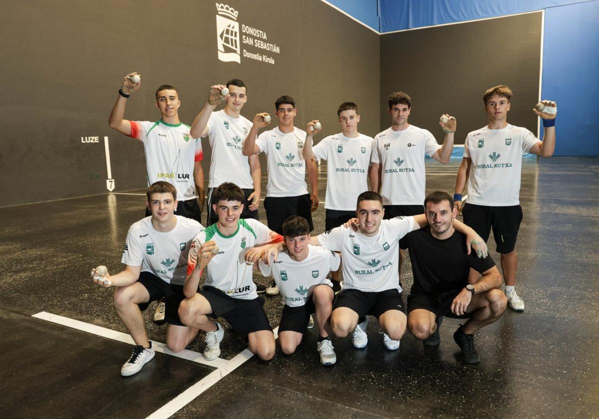 Titulares y suplentes del equipo de Hernani con su entrenador Eneko Aizpitarte, en el Atano III.