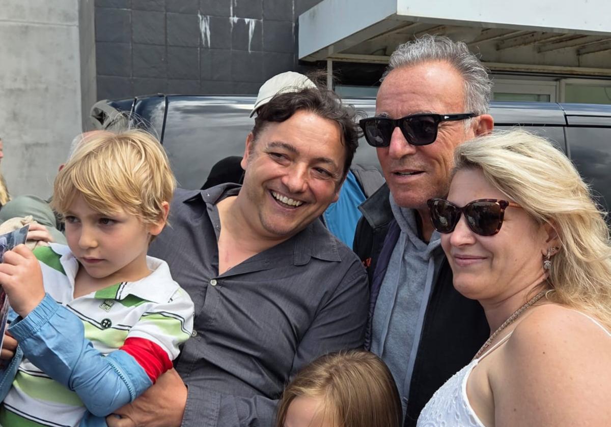 Springsteen con una familia de Puente la Reina, este jueves, en la entrada a pista del aeropuerto de Hondarribia.