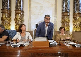 Goia toma asiento al inicio del Pleno entre las concejalas del PNV Olatz Yarza y Nekane Arzallus.