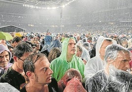 El público más cercano al escenario aguantó en pista el parón y la reanudación del concierto.
