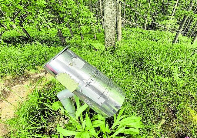 Buzón con forma de campana colocada en la cima de Iruntxur por el club de montaña Intxurre.