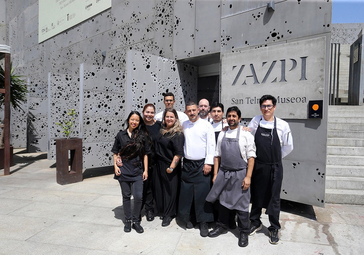 El equipo de Zazpi STM posa en el exterior del restaurante, ubicado en la plaza Zuloaga.
