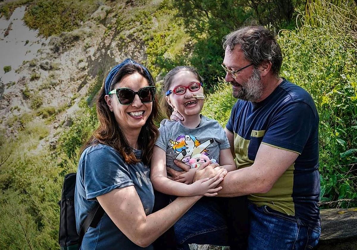 Juan María Sánchez y su pareja junto a Enara, que acaba de cumplir 7 años.