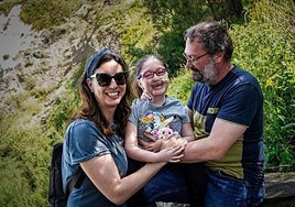 Juan María Sánchez y su pareja junto a Enara, que acaba de cumplir 7 años.