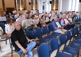 Vecinos de Amara, detrás de Odón Elorza, muestran carteles en favor del cubrimiento de las vías del Topo.