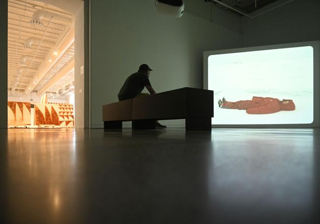 Una de las instalaciones audiovisuales de la exposición.