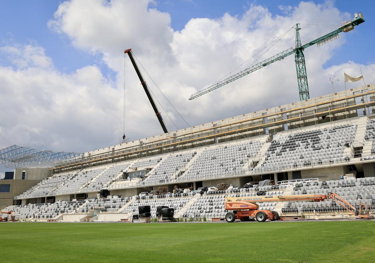 Imagen secundaria 1 - Recreación del estadio, vistas de las gradas en obras y puesto para la televisión.