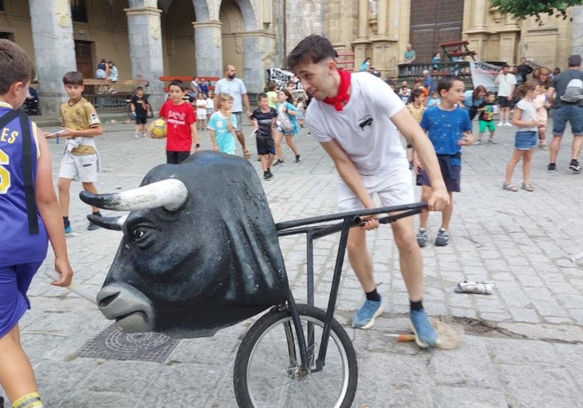 Un chaval intenta evitar la embestida de uno de los 'toros' en el encierro txiki que se llevó a cabo por primera vez en sanjuanes.