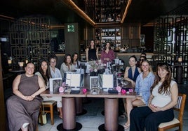 Sara Riballo, de Foreo España, y Patricia García, de Hush & Hush, en el encuentro 'beauty' organizado en Nobu San Sebastián.