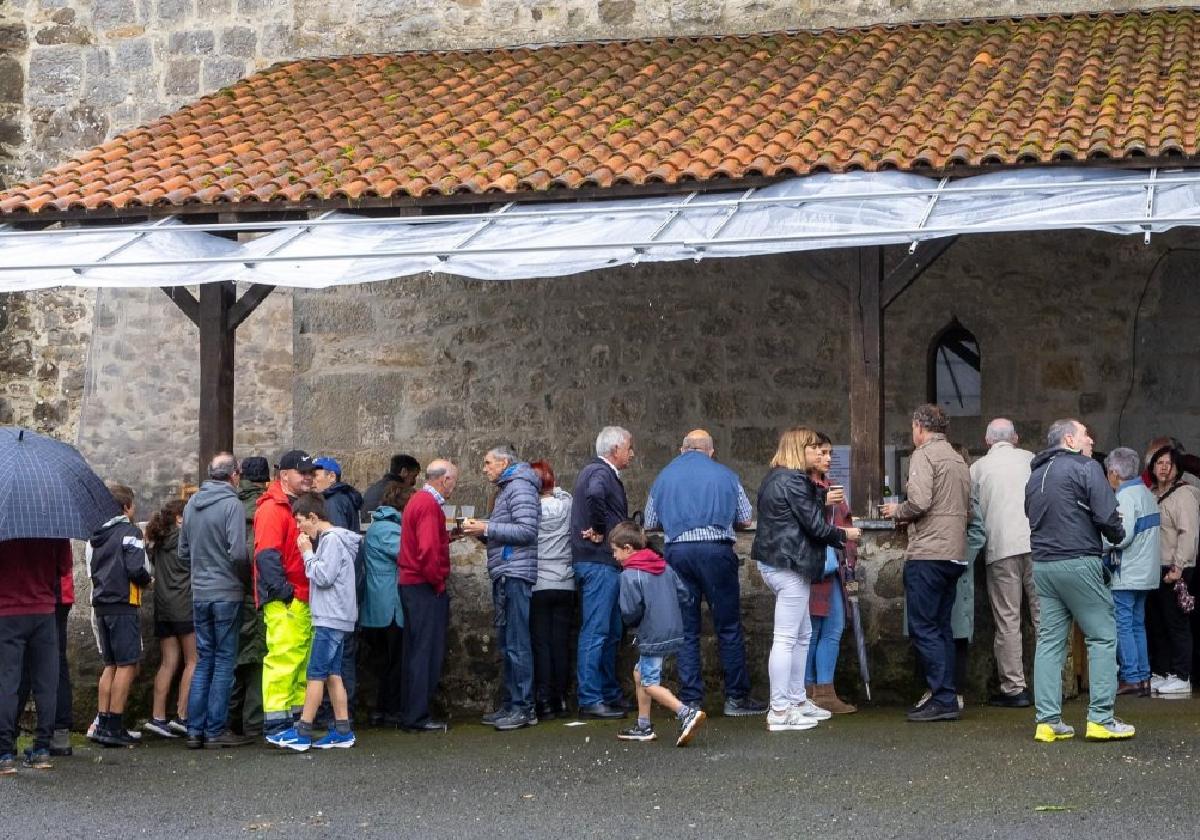 Varias personas conversan durante el lunch que tuvo lugar el día de San Pedro del pasado año en el exterior de la iglesia de Idotorbe.
