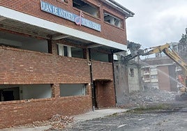 Derribo del edificio donde en los últimos años han tenido su sede la escuela de música Juan Antxieta, el euskaltegi y Atzegi.