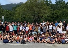 Egunpasan parte hartu zuten Zubiaurre igeriketa klubeko kideak.