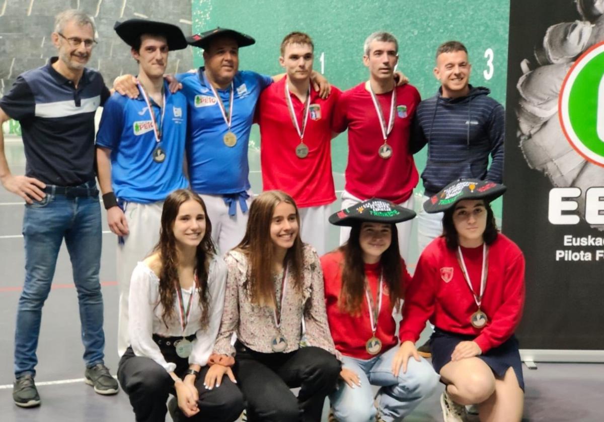 Larrarte-Mutuberria, de azul, campeones de Euskadi frente a Sagarzazu-Almandoz.