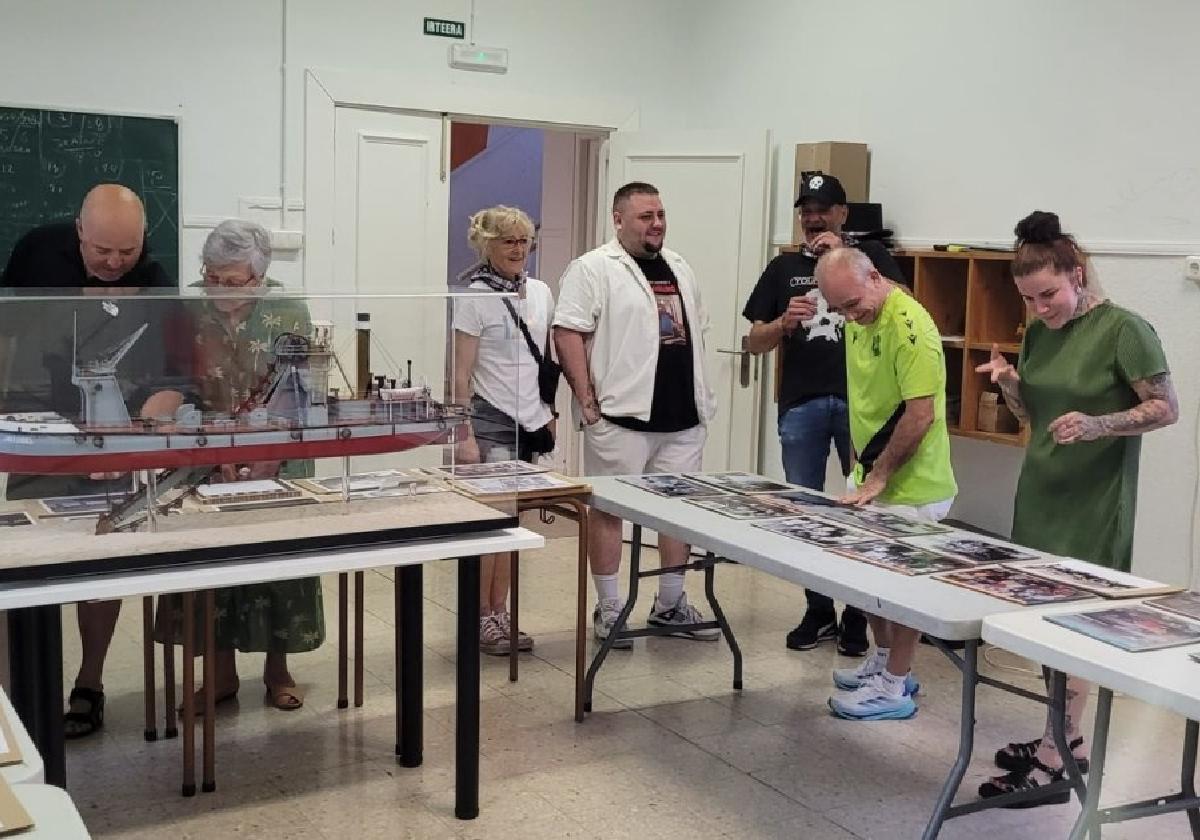 La exposición fotográfica abierta al público en la ludoteca del Poblado de Pescadores.