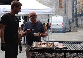 Los jóvenes de la comparsa de gigantes en Seber Altube, el atún protagonista en la Herriko Plaza, y ambiente durante la degustación.
