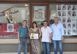 Nerea Ansa recibió de los representantes de Mugan el Primer Premio.